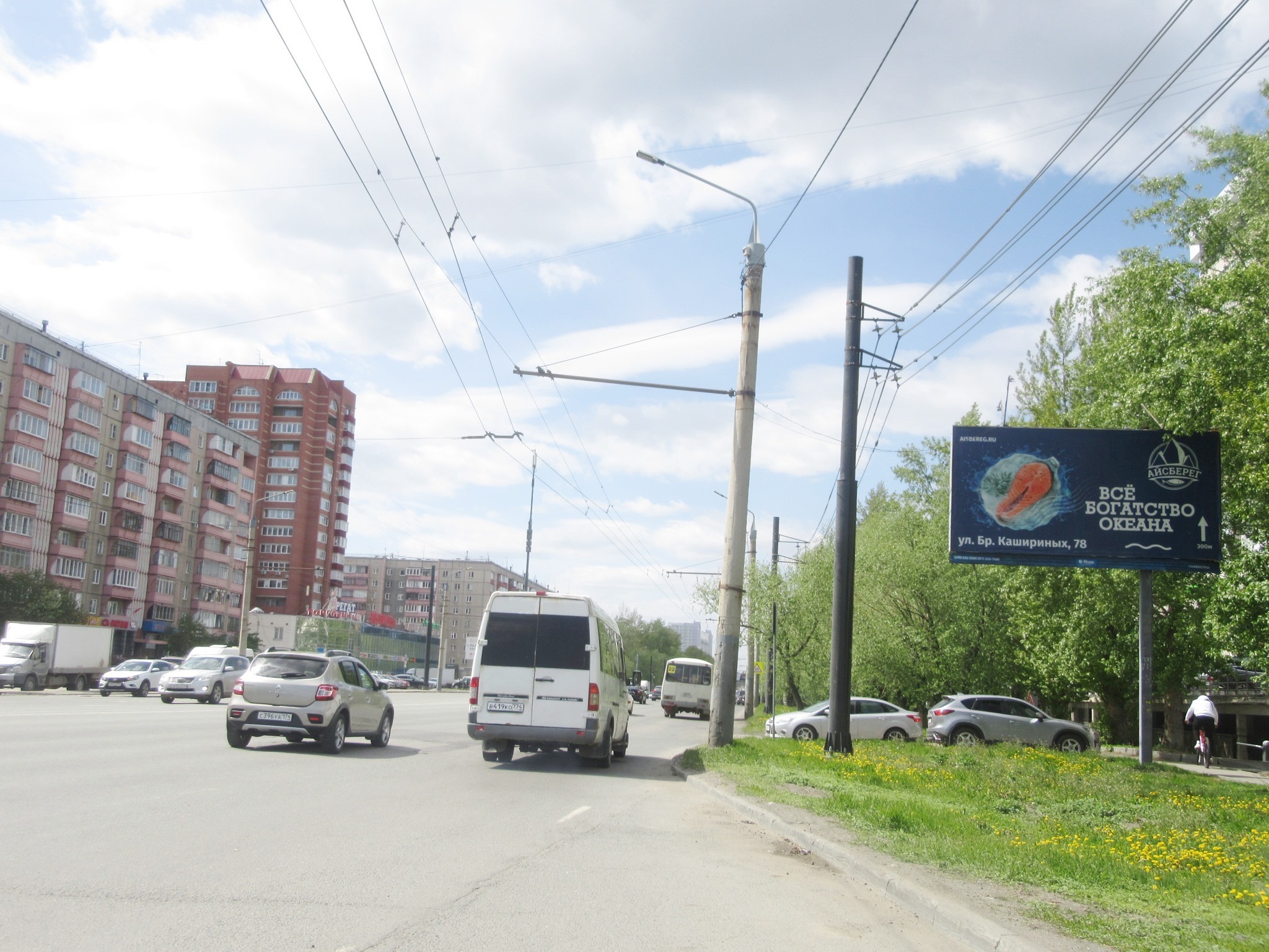 Реклама 3x6 по адресу Братьев Кашириных ул. / Чайковского ул. (ост. "ул. Чайковского")