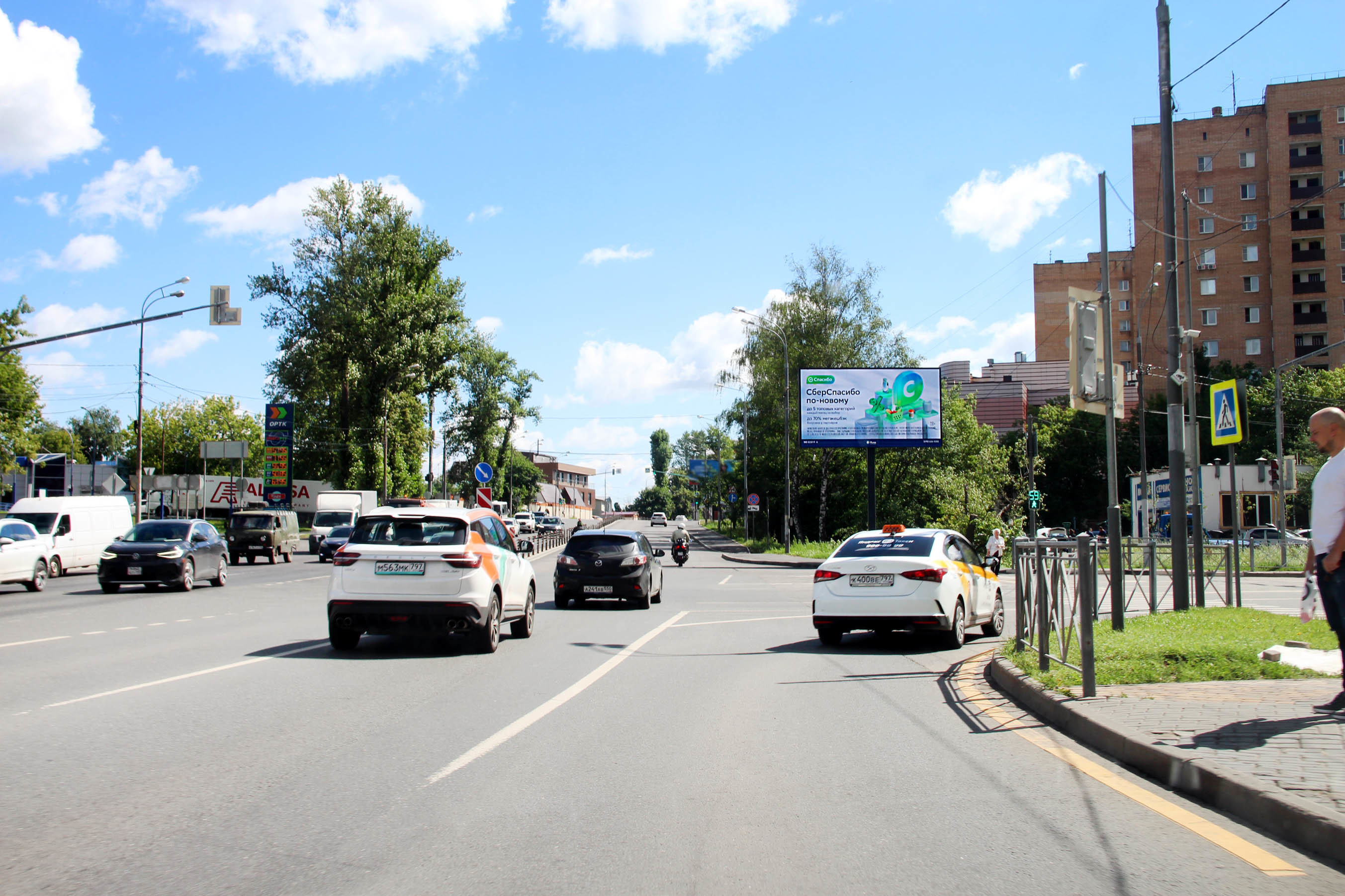 Реклама 3x6 по адресу Можайское ш. 22,607 км (6,607 км от МКАД), в Москву (Digital), (светофор, ТЦ "Курс")