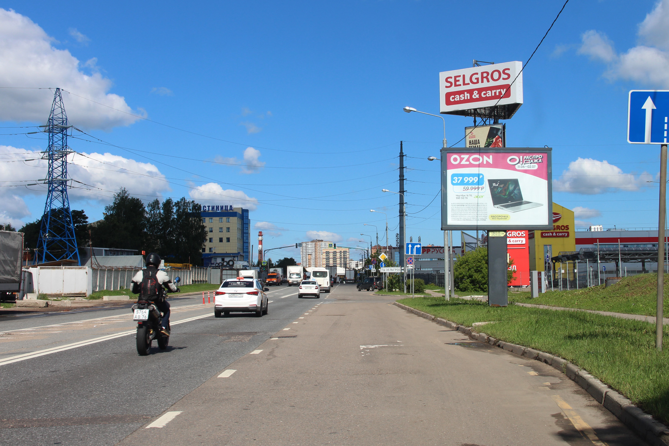 Реклама 2.7x3.7 по адресу 00км 200м, справа от Минского шоссе, напротив, д. 19 по ул. Восточная (съезд к Castorama и Selgros)