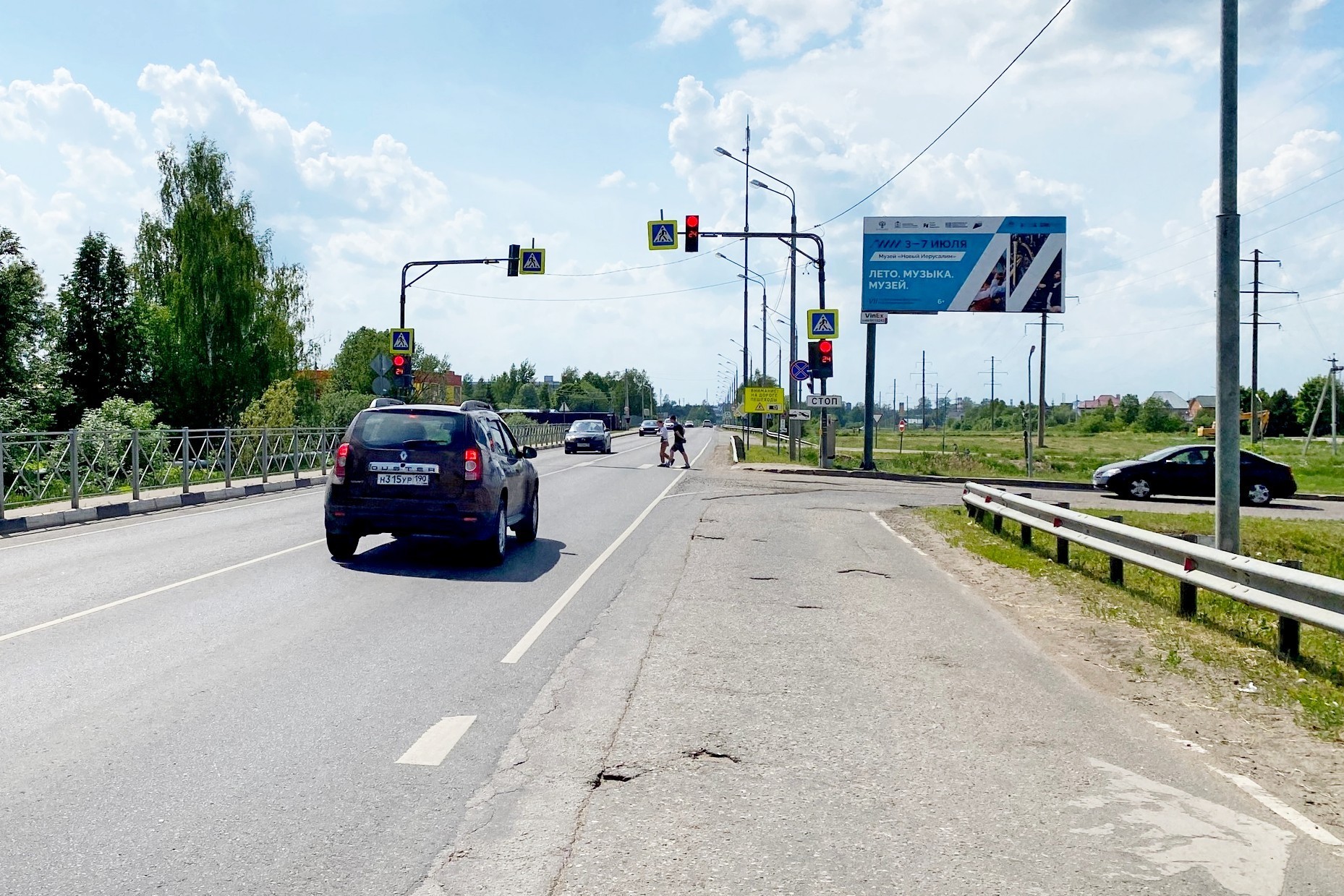 Реклама 3x6 по адресу микрорайон Северное Сияние, д. 12, в 130 м. от угла дома, напротив выезда из KFC и супермаркета "ДА", №871A