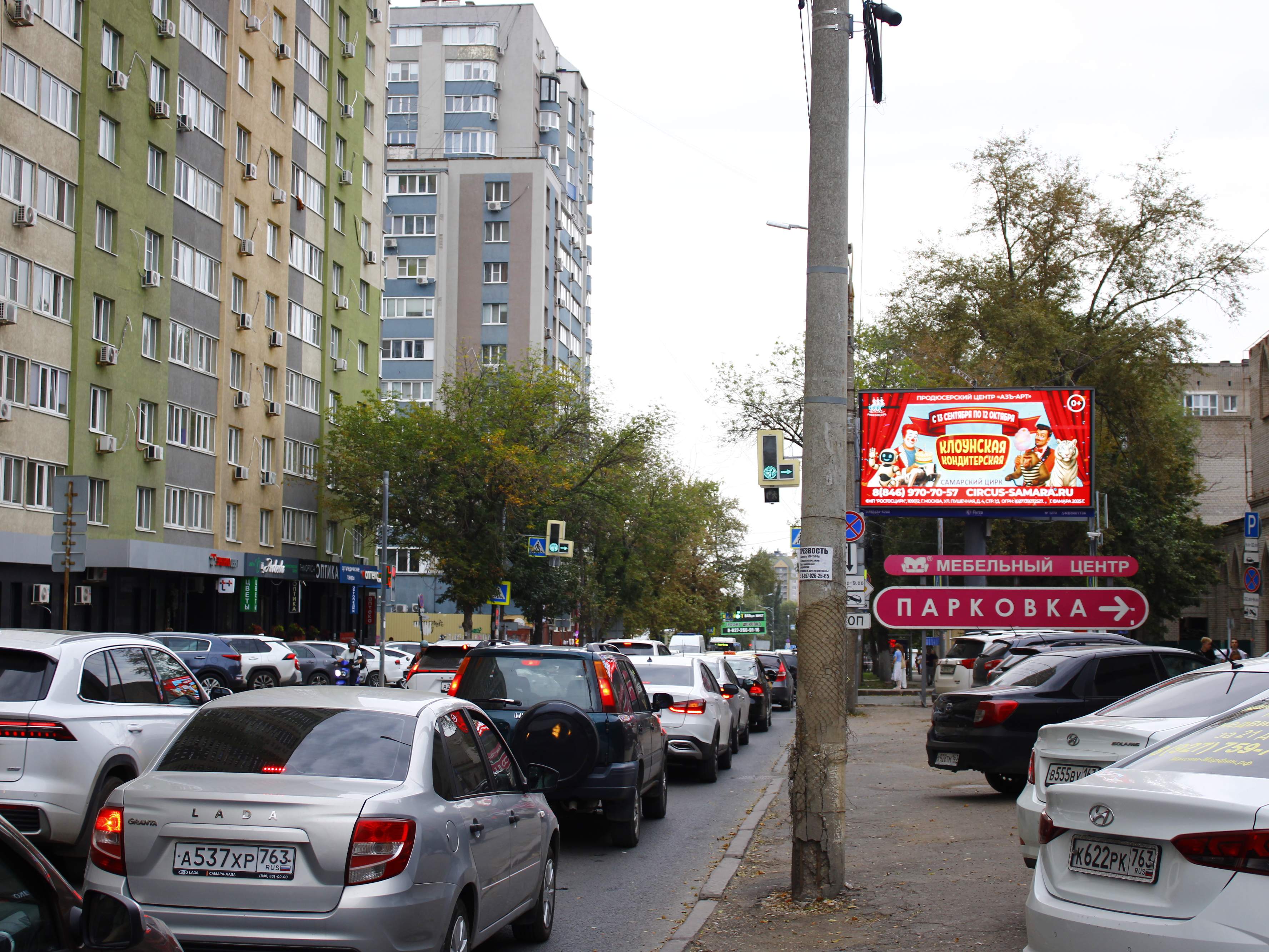 Реклама 3x6 по адресу Революционная ул.  70, (светофор, ТЦ "Мягкофф")