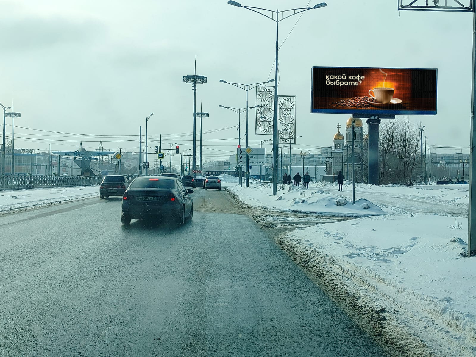 Реклама big по адресу Московское ш., д. 274 / Кирова проспект (светофор, перед кольцом с самолетом) ПРИЗМА